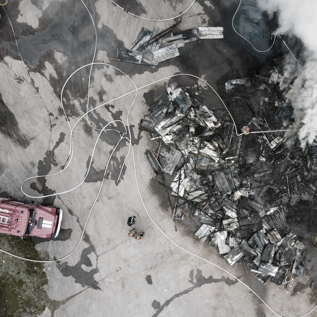 Drone vliegt boven brand Drone vliegt boven uitgebrand pand