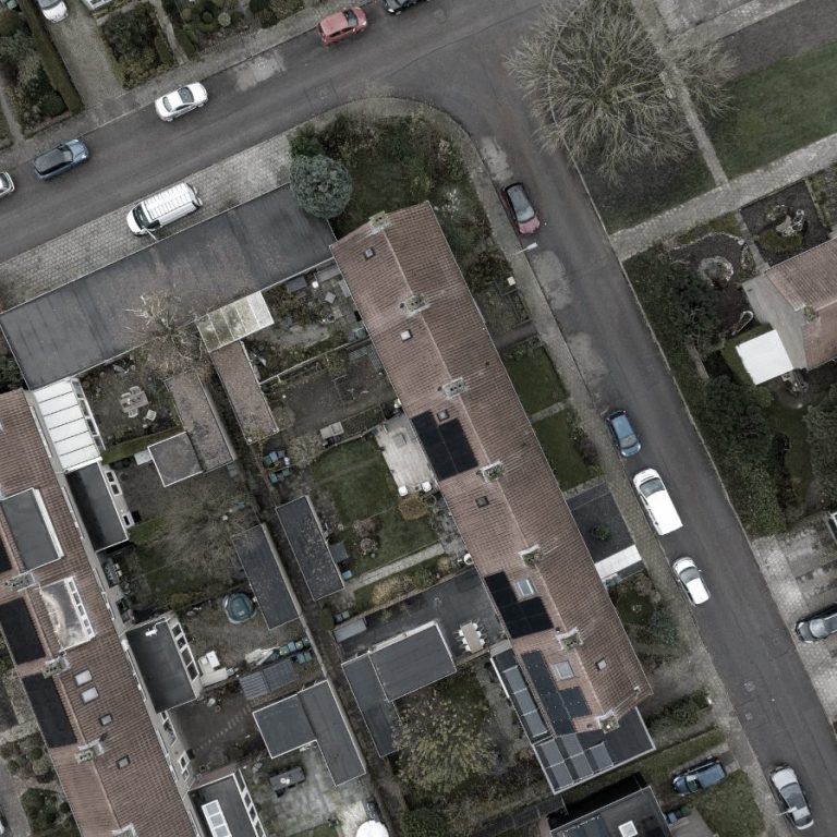 Drone naast schip Schip vaart op zee, terwijl een drone ernaast vliegt.